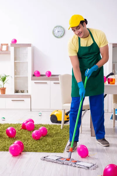 Junge männliche Bauunternehmer erledigen Hausarbeit nach Party — Stockfoto