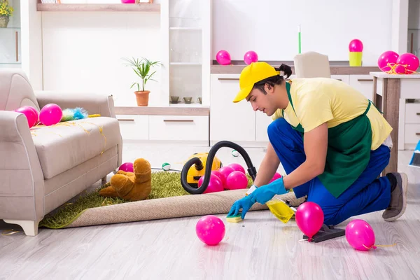 Junge männliche Bauunternehmer erledigen Hausarbeit nach Party — Stockfoto