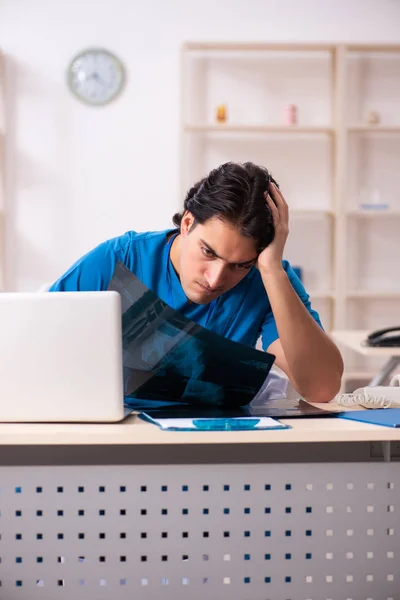 Ung snygg läkare radiolog arbetar på kliniken — Stockfoto