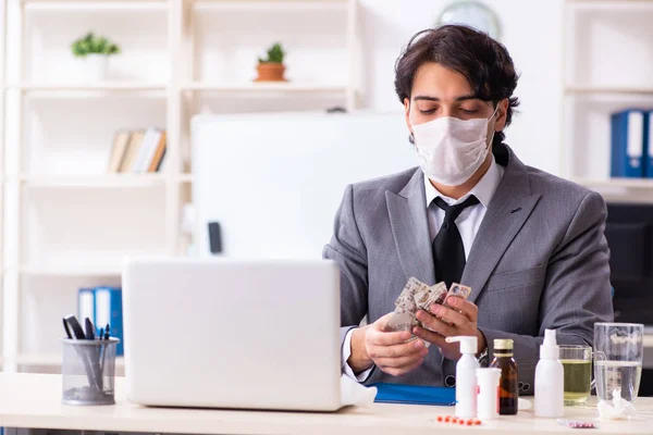 Hombre con gripe trabajando en la oficina — Foto de Stock