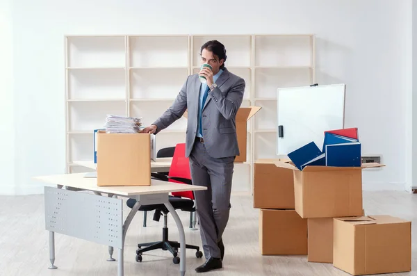 Jeune homme employé avec des boîtes dans le bureau — Photo