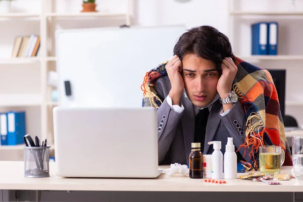 Man met griep die op kantoor werkt — Stockfoto