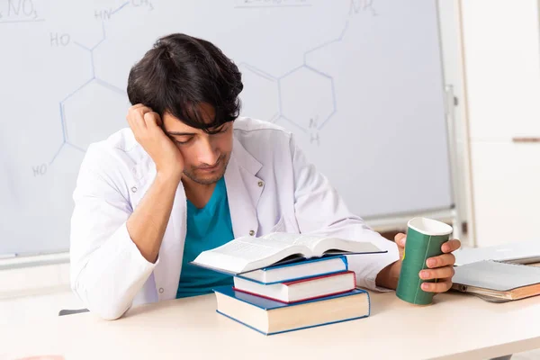 Young student chemist in the classroom — Stock Photo, Image