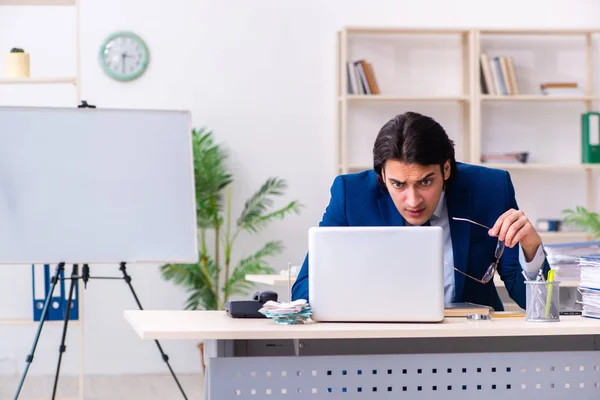 Mladý podnikatel sedí a pracuje v kanceláři — Stock fotografie