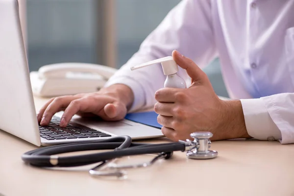 Joven doctor en concepto de telemedicina —  Fotos de Stock