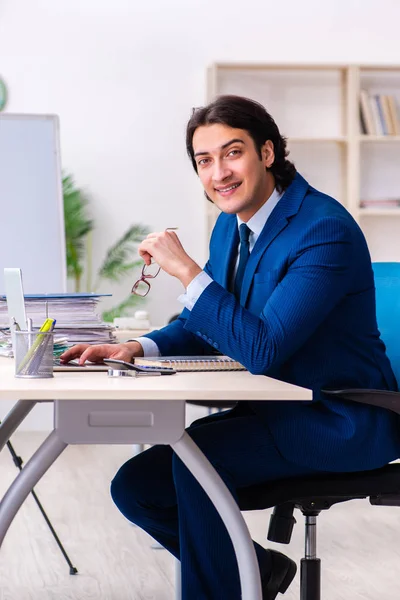 Giovane uomo d'affari seduto e che lavora in ufficio — Foto Stock