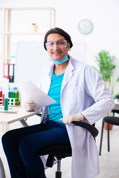 Junger Chemiker arbeitet im Labor — Stockfoto