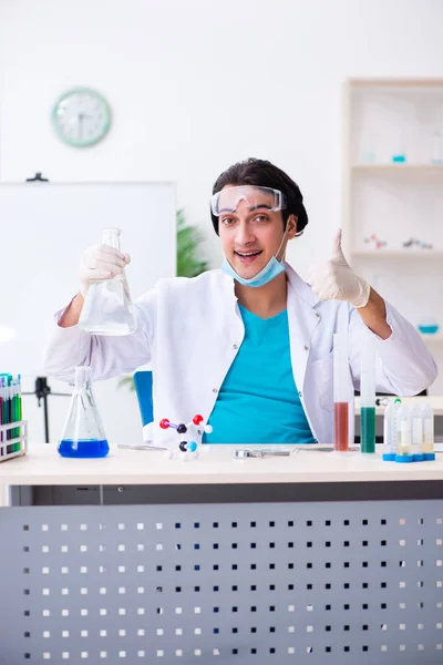 Jonge mannelijke chemicus werkzaam in het lab — Stockfoto