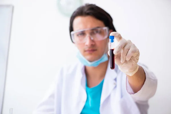 Joven químico masculino trabajando en el laboratorio — Foto de Stock