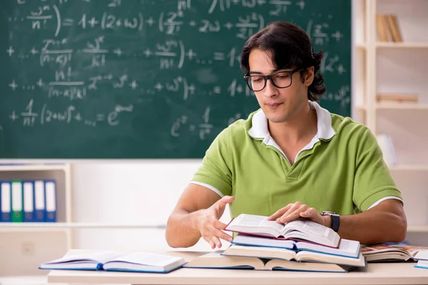 Vacker student framför svarta tavlan med formler — Stockfoto