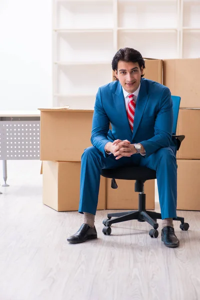 Fiatal jóképű üzletember költözik az új munkahelyére — Stock Fotó