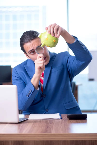 Jovem empresário bonito sentado no escritório — Fotografia de Stock