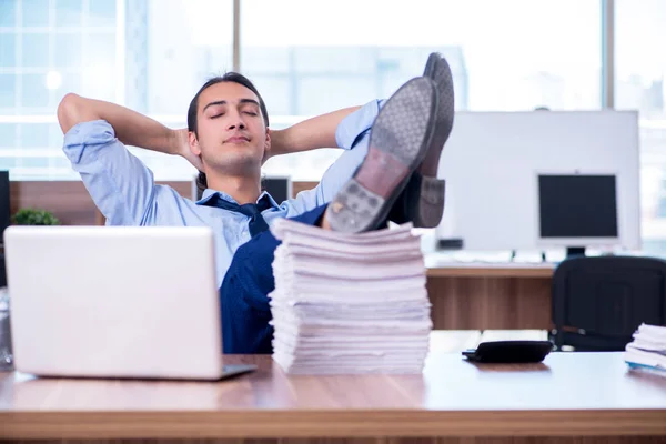 Jovem funcionário infeliz com excesso de trabalho — Fotografia de Stock