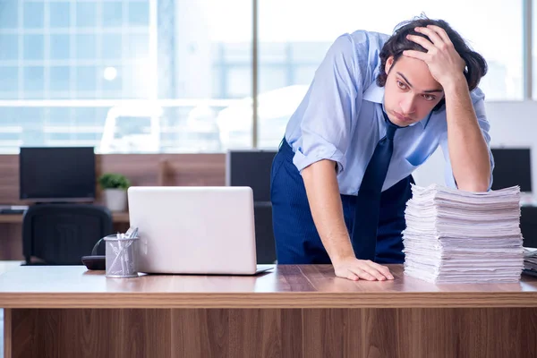 Jovem funcionário infeliz com excesso de trabalho — Fotografia de Stock