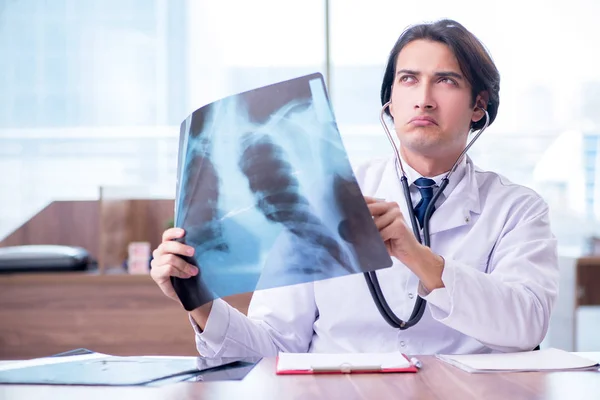 Jonge mannelijke arts radioloog werkzaam in de kliniek — Stockfoto