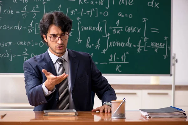 Jonge mannelijke wiskundeleraar in de klas — Stockfoto