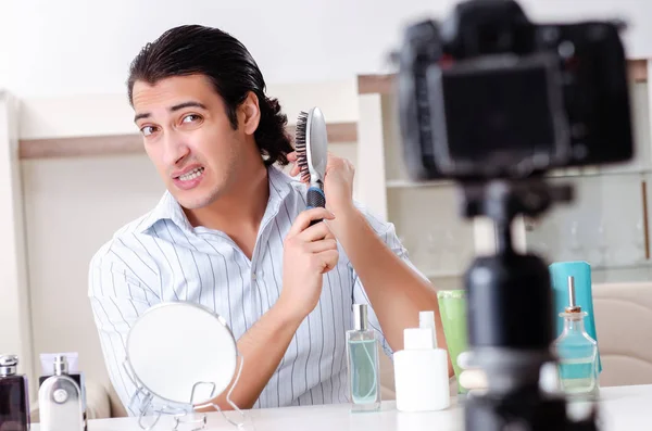 Fiatal jóképű férfi rögzíti blogját higiéniai koncepció — Stock Fotó