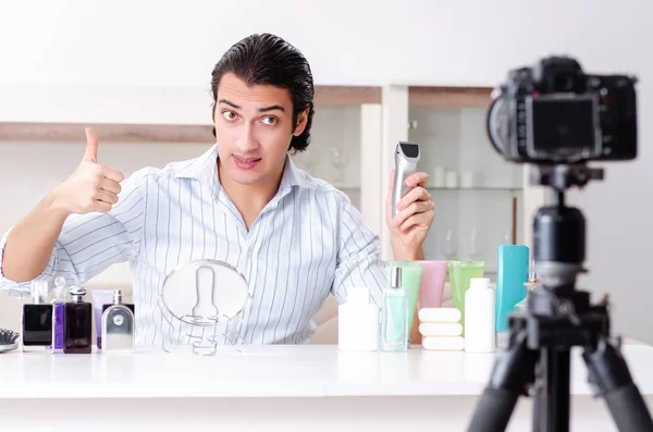 Jovem homem bonito gravando seu blog em conceito de higiene — Fotografia de Stock