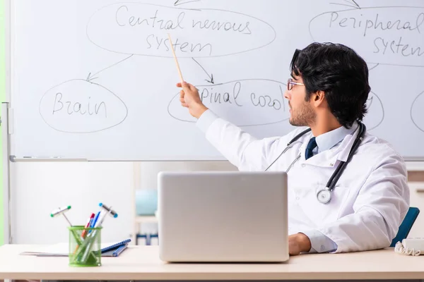 Hombre joven neurólogo médico en frente de pizarra — Foto de Stock