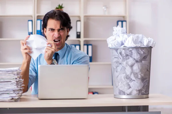 Empresário rejeitando novas ideias com muitos papéis — Fotografia de Stock