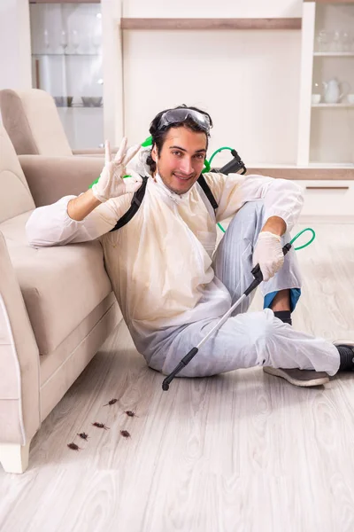 Pest control contractor working in the flat — Stock Photo, Image
