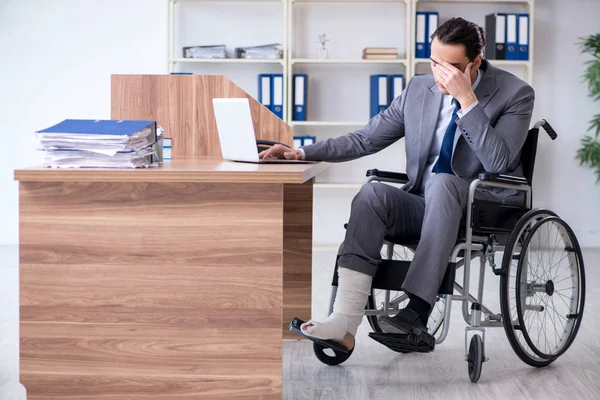 Hombre empleado en silla de ruedas en la oficina — Foto de Stock