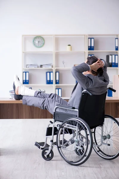 Hombre empleado en silla de ruedas en la oficina — Foto de Stock