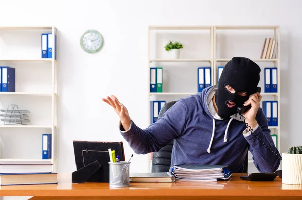 Männlicher Dieb mit Sturmhaube im Büro — Stockfoto