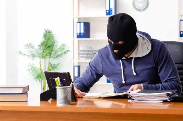 Männlicher Dieb mit Sturmhaube im Büro — Stockfoto