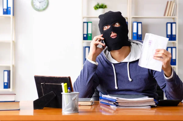 Mężczyzna złodziej w kominiarce w biurze — Zdjęcie stockowe