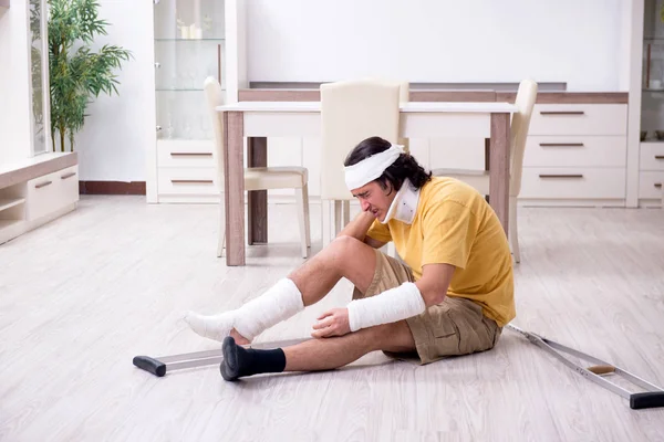 Young man after accident recovering at home — Stock Photo, Image