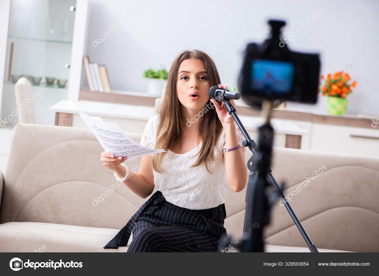 Известный блоггер поющий. Поющие блоггеры девушки. Интервью девушка. Девочка блогер перед камерой. Поющие блоггеры девушки.