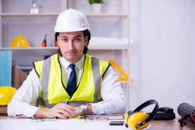 Ofiste çalışan genç erkek mimar.