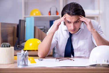 Ofiste çalışan genç erkek mimar.