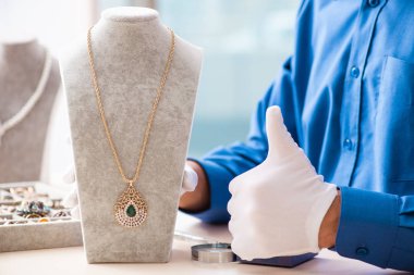 Genç kuyumcu atölyesinde çalışıyor.