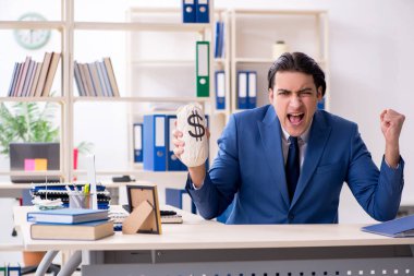 Ofisteki genç yakışıklı eleman.