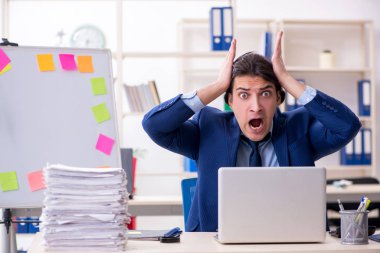 Genç bir erkek işçi aşırı işten memnun değil.