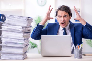 Genç bir erkek işçi aşırı işten memnun değil.