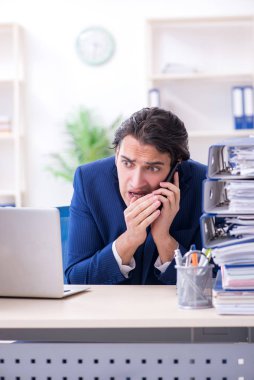 Genç bir erkek işçi aşırı işten memnun değil.