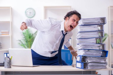 Genç bir erkek işçi aşırı işten memnun değil.