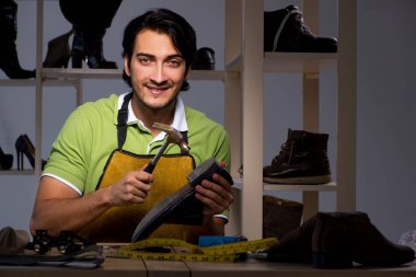 Geceleri atölyesinde genç Ayakkabıcılık