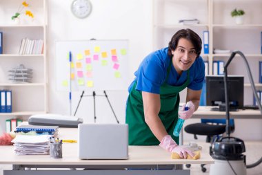 Ofiste çalışan yakışıklı, profesyonel temizlikçi.