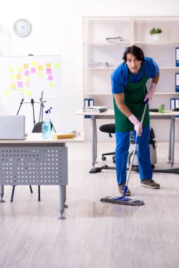 Ofiste çalışan yakışıklı, profesyonel temizlikçi.