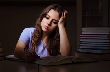 Evde sınavlara hazırlanan genç bir kız öğrenci.