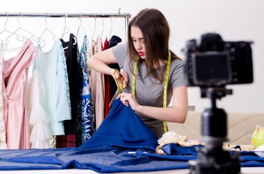 Genç, güzel bayan terzi blogu için video kaydediyor.