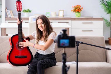 Gitar çalan güzel bir blog yazarı