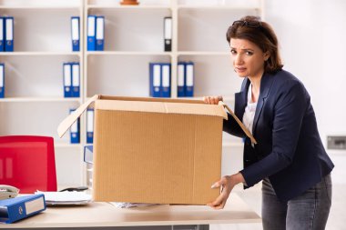 Orta yaşlı kadın çalışanın işinden kovulması