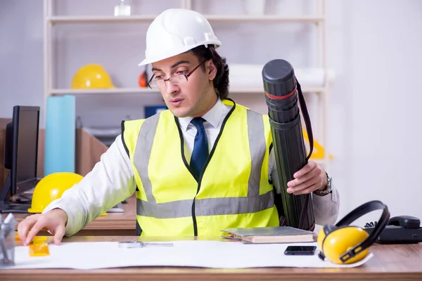 Jonge mannelijke architect werkzaam op kantoor — Stockfoto