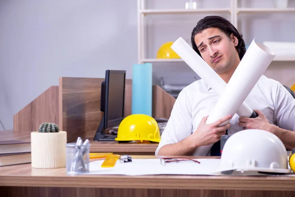 Joven arquitecto masculino trabajando en la oficina — Foto de Stock