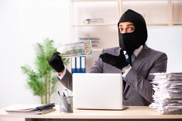 Männlicher Gangster stiehlt Informationen aus Büro — Stockfoto